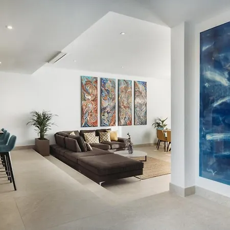 Vila In Puerto Del Carmen Sleeps 10 Includes Swimming Pool And Air Con *