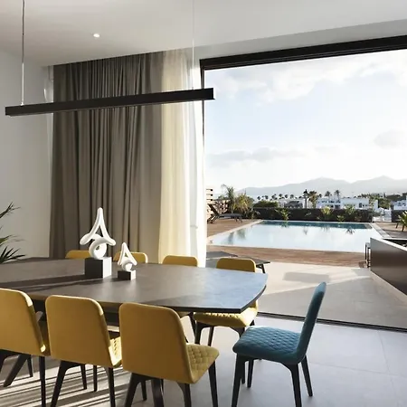 In Puerto Del Carmen Sleeps 10 Includes Swimming Pool And Air Con Vila *