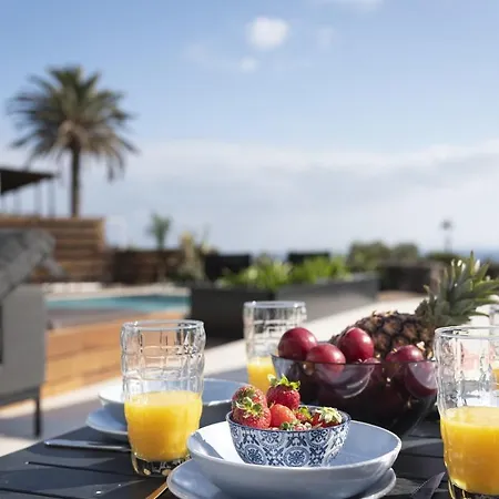 Vila In Puerto Del Carmen Sleeps 10 Includes Swimming Pool And Air Con