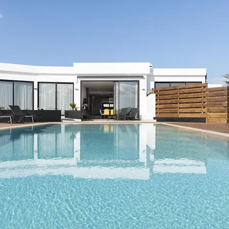 Villa In Puerto Del Carmen Sleeps 10 Includes Swimming Pool And Air Con *