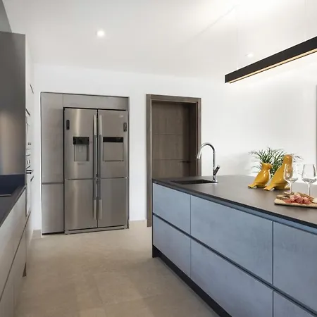 Vila In Puerto Del Carmen Sleeps 10 Includes Swimming Pool And Air Con