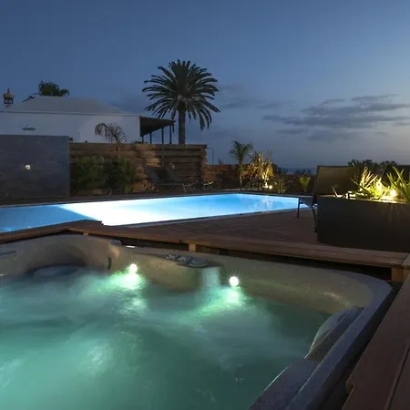 Vila In Puerto Del Carmen Sleeps 10 Includes Swimming Pool And Air Con Puerto del Carmen (Lanzarote)