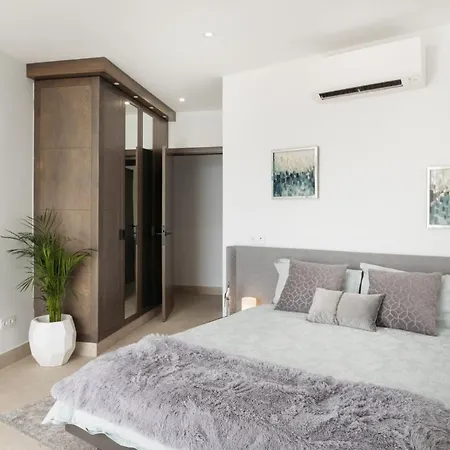 Vila In Puerto Del Carmen Sleeps 10 Includes Swimming Pool And Air Con *