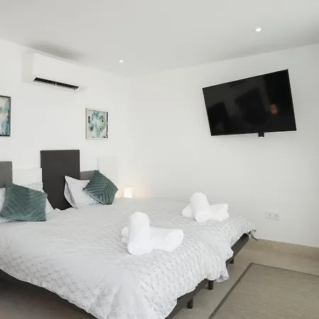 In Puerto Del Carmen Sleeps 10 Includes Swimming Pool And Air Con Vila Puerto del Carmen (Lanzarote)