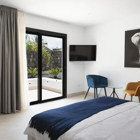 Vila In Puerto Del Carmen Sleeps 10 Includes Swimming Pool And Air Con *