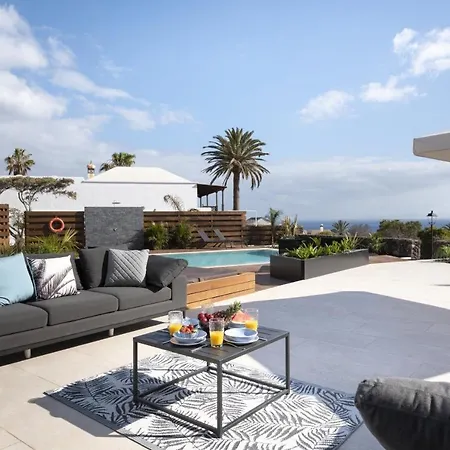 Vila In Puerto Del Carmen Sleeps 10 Includes Swimming Pool And Air Con