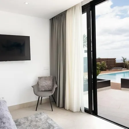 Vila In Puerto Del Carmen Sleeps 10 Includes Swimming Pool And Air Con Puerto del Carmen (Lanzarote)
