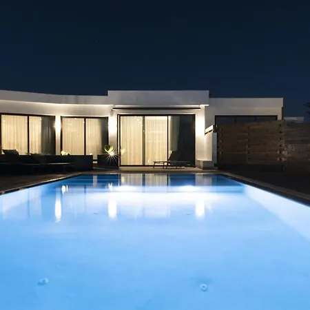 Vila In Puerto Del Carmen Sleeps 10 Includes Swimming Pool And Air Con